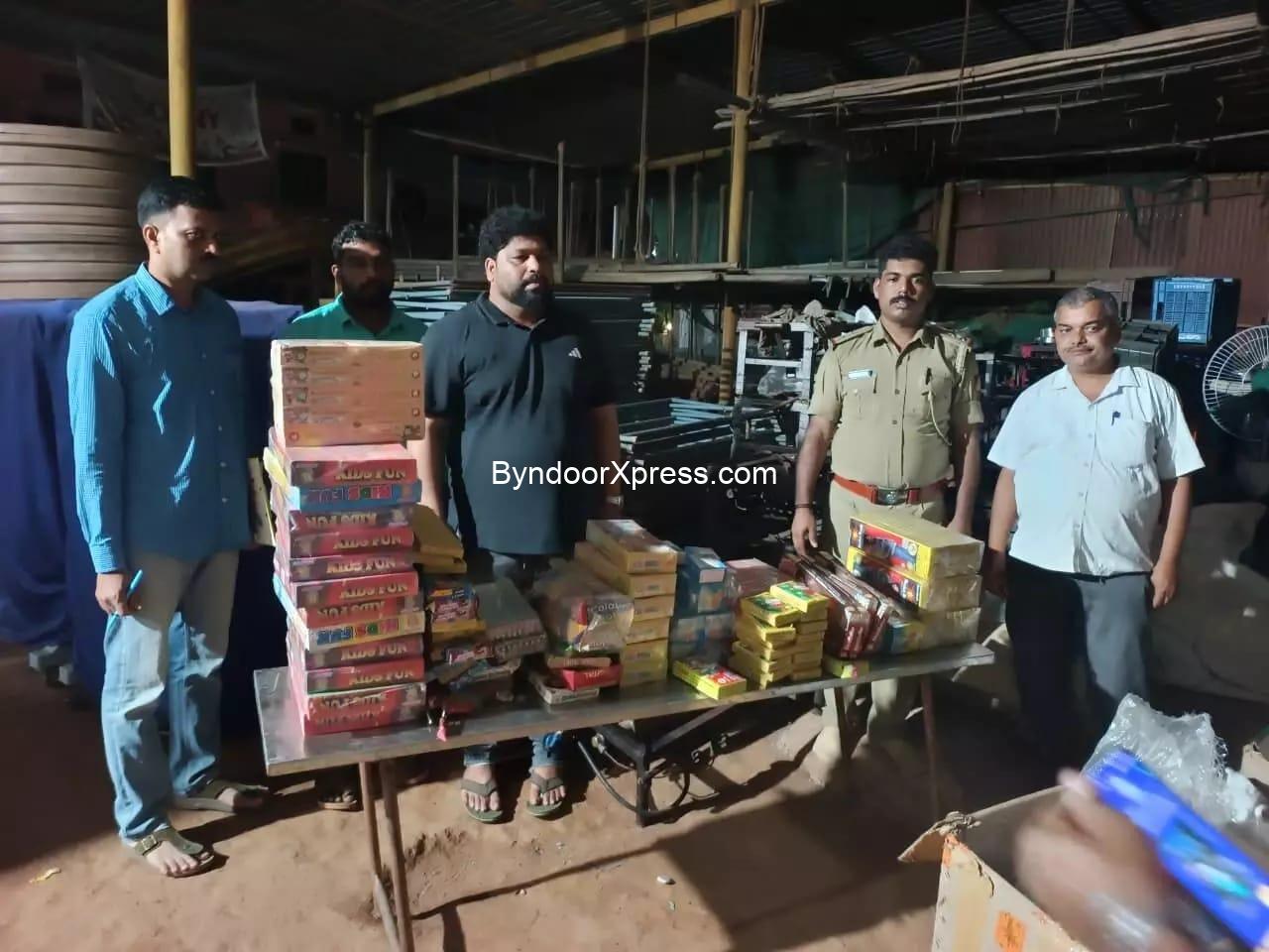 ಅನಧಿಕೃತ ಪಟಾಕಿ ಸಂಗ್ರಹ ಮಳಿಗೆಗಳಿಗೆ ದಿಡೀರ್ ಪೋಲೀಸ್ ದಾಳಿ